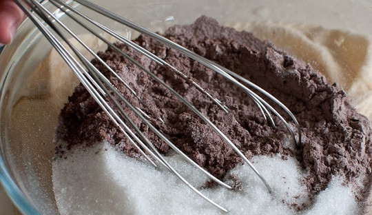 1. Этап. Шоколадный торт с печеньем: 2. Добавьте сахар и венчиком тщательно перемешивайте не менее 3-4 минут.