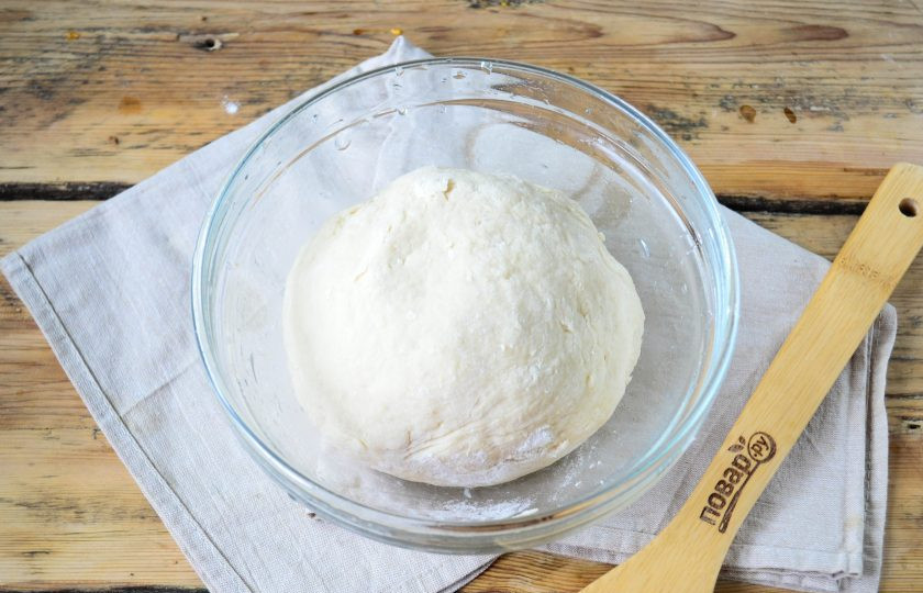 1. Этап. Пирожки со сливой на сковороде: Замесите очень мягкое тесто, пусть оно немного липнет к рукам, ничего страшного. Переложите тесто в глубокую миску и оставьте в теплом месте, накрыв чистым полотенцем, чтобы оно подошло. Для расстойки теста удобно использовать мультиварку, просто выберите соответствующий режим или включите функцию 