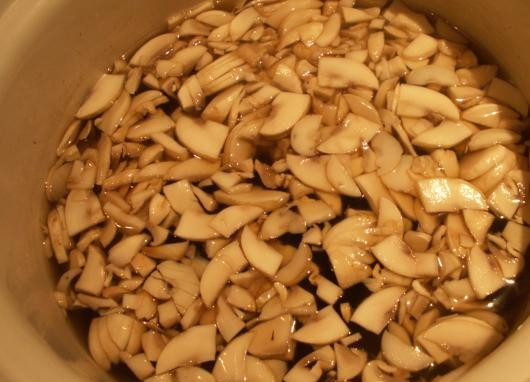 1. Этап. Постная солянка из свежей капусты: Добавьте в кастрюлю к грибам нарезанные шампиньоны.