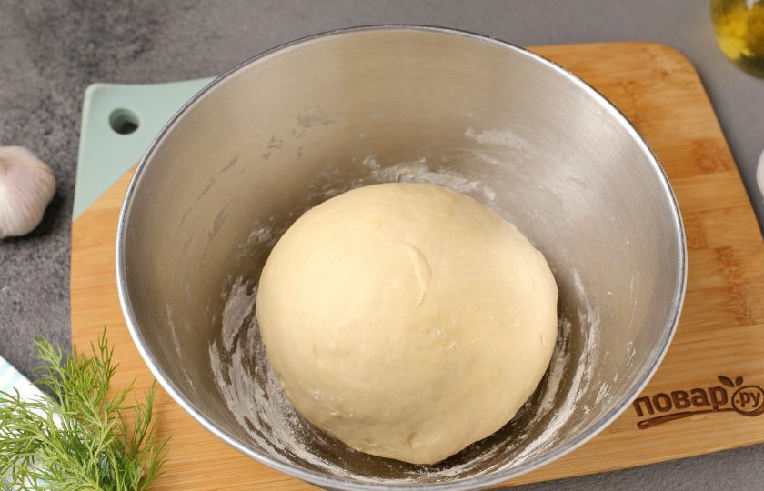 1. Этап. Сибирские пельмени с чесноком: Сначала перемешиваем тесто в миске, а затем вымешиваем руками, пока оно не станет плотным и не перестанет липнуть к рукам и столу. Соберите тесто в шар, накройте полотенцем и дайте полежать 20-30 минут.