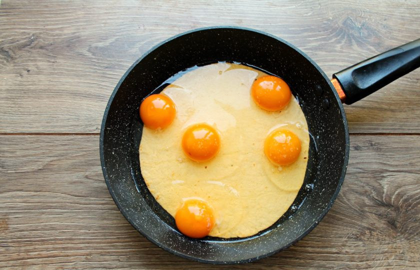 1. Этап. Яичница в лаваше Волшебный завтрак: Сковороду немного смажьте маслом и выложите один лист лаваша. Разбейте в сковороду яйца, немного посолите.