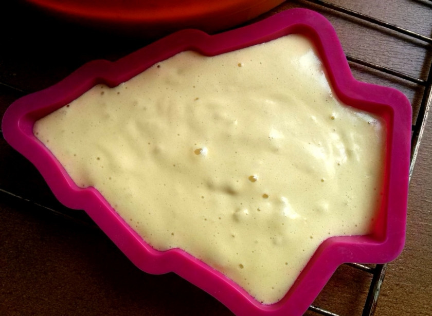 1. Этап. Новогодний кекс Елочка: Разогрейте духовку до 180 градусов. Аккуратно вылейте 1/4 теста в силиконовую форму 