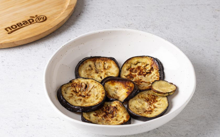 1. Этап. Холодная закуска из баклажанов с помидорами и чесноком: На дно круглой формы выложите кружочки баклажанов.