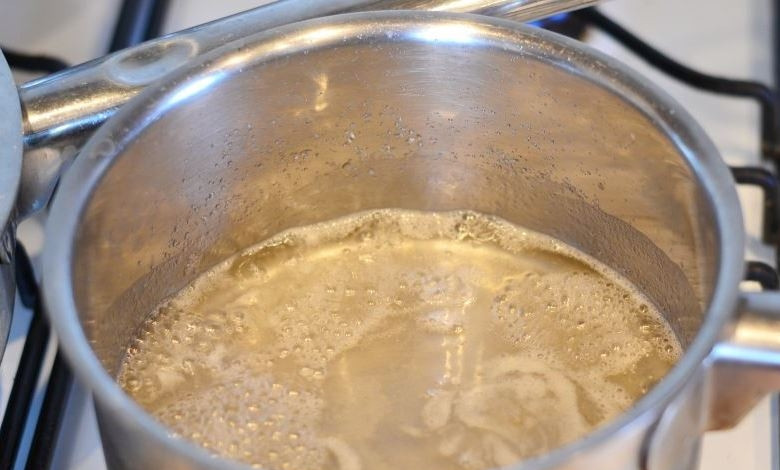 1. Этап. Шоколадный пирог (простой рецепт): В сотейник влейте 100 миллилитров воды, добавьте 200 граммов сахара. Перемешайте и поставьте на плиту, доведите сироп до кипения на медленном огне и варите до растворения сахара.