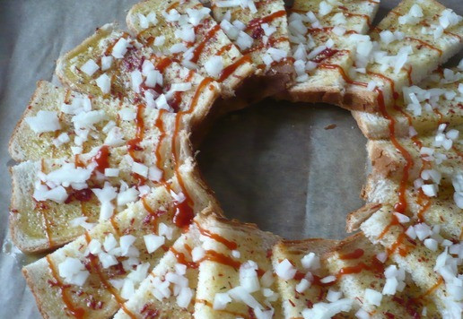 1. Этап. А-ля пицца с колбасой Индилайт: Половинку репчатого лука мелко нарежьте и посыпьте им кусочки хлеба.