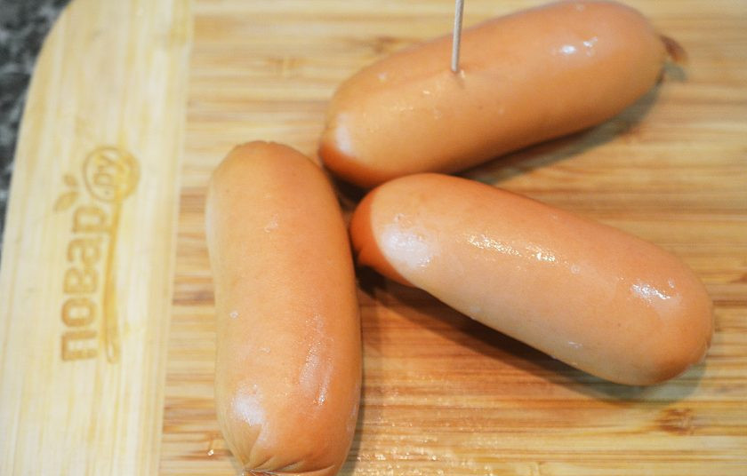 1. Этап. Сосиски-гриль с соусом песто из руколлы: Сардельки проткните в нескольких местах зубочисткой, чтобы стекал лишний жир.