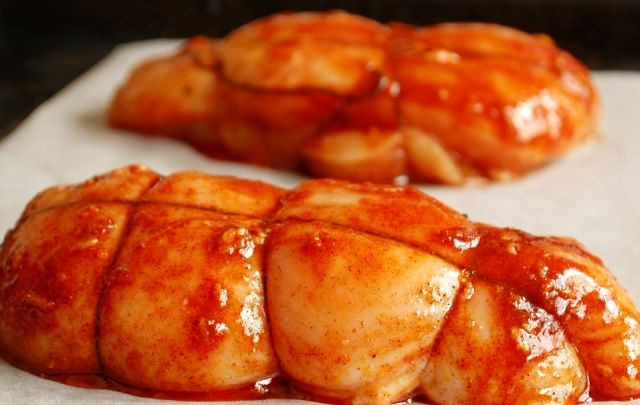 1. Этап. Пастрома из куриного филе: Получившимся маринадом равномерно смазываем обвязанное куриное филе.