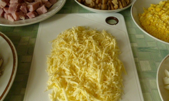 1. Этап. Салат Гнездо глухаря с грибами: Сыр натрите на средней тёрке.