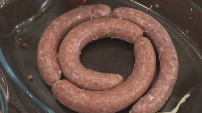 1. Этап. Вкусные и сочные домашние колбаски: 6. Начиняйте фаршем кишку, отмеряя длину колбасы, которая вам нравится. Затем перекрутите несколько раз кишку и продолжайте.