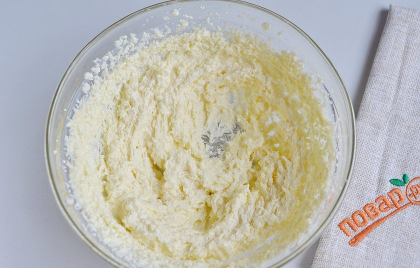 1. Этап. Криптопеченье: 4. Электровенчиком или миксером взбейте масло с сахаром до образования пышного легкого крема.