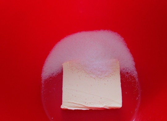 1. Этап. Маковые кексики с курагой: 3. Растираем мягкое сливочное масло с сахаром.