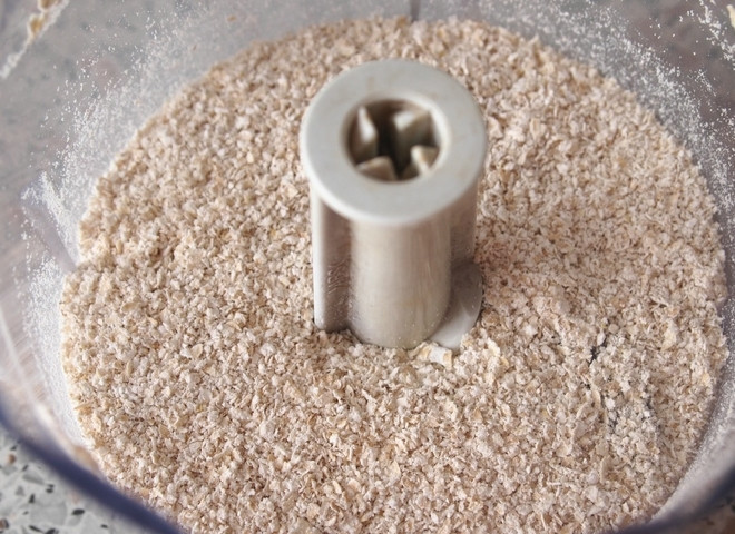 1. Этап. Творожно-маковый пирог: Для начала измельчите в блендере овсяные хлопья до состояния крошки.