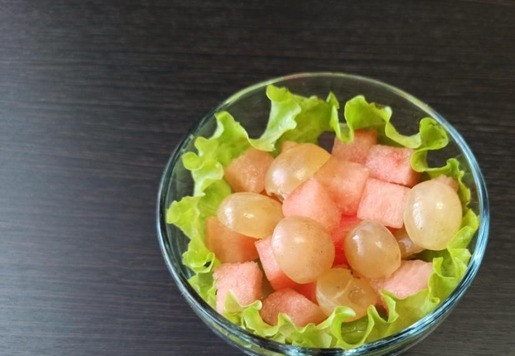 1. Этап. Фруктовый салат с творожным сыром: В вазочку положить лист салата, порванный кусочками. И заполнить нарезанными ягодами.