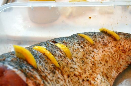 1. Этап. Белая рыба, запеченная в духовке: 4. В надрезы по спинке поместить по ломтику лимона.