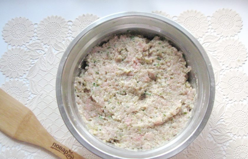 1. Этап. Мясные котлеты с баклажанами: Тщательно перемешайте фарш для котлет.