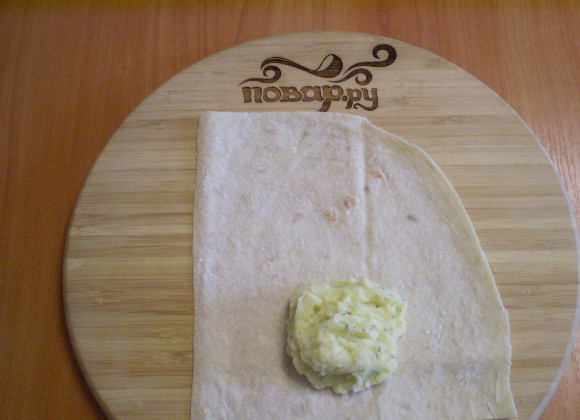 1. Этап. Жареный лаваш с начинкой: Берем часть лаваша, кладем начинку и сворачиваем конвертиком.
