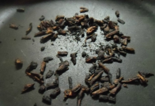 1. Этап. Кофе из корней одуванчика: Обжаривать следует до коричневого цвета. Корни станут ломкими и начнут крошится.