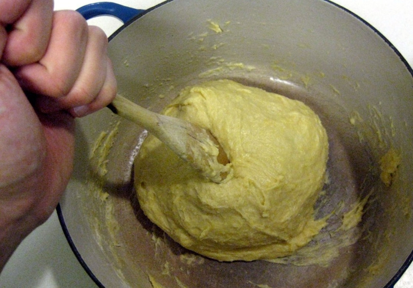 1. Этап. Сладкая творожная запеканка: 2. Перемешаем, пока тесто не станет однородным и мягким. Накроем полотенцем — и пусть постоит в безветренном помещении 2-3 часа.