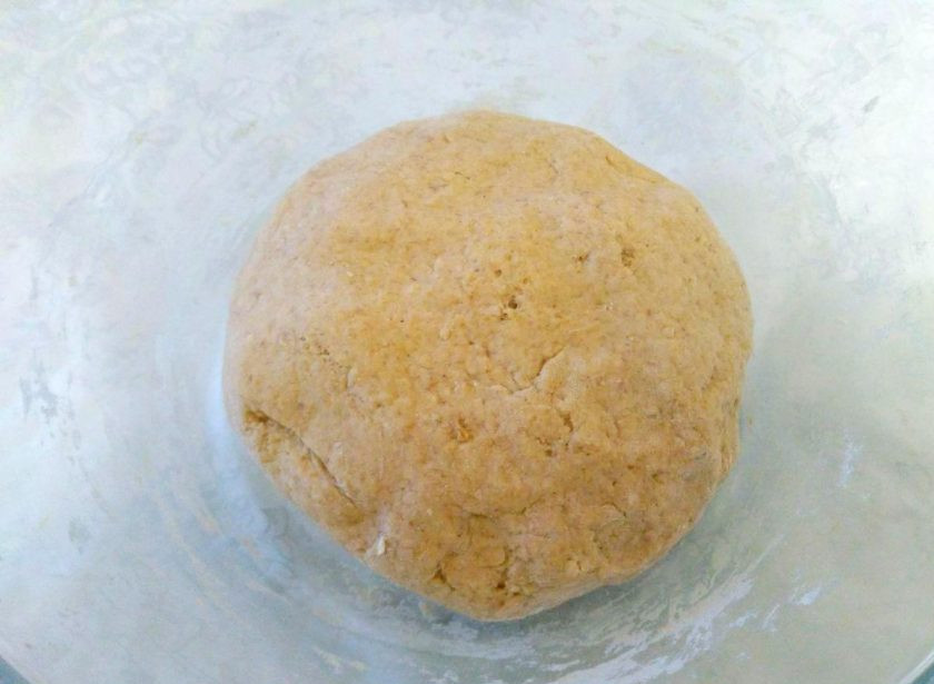 1. Этап. Хлеб из овса: Готовое тесто для хлеба из овса получается пластичным, слегка тяжеловатым. Оставьте его в тёплом месте под полотенцем на 25-35 минут.