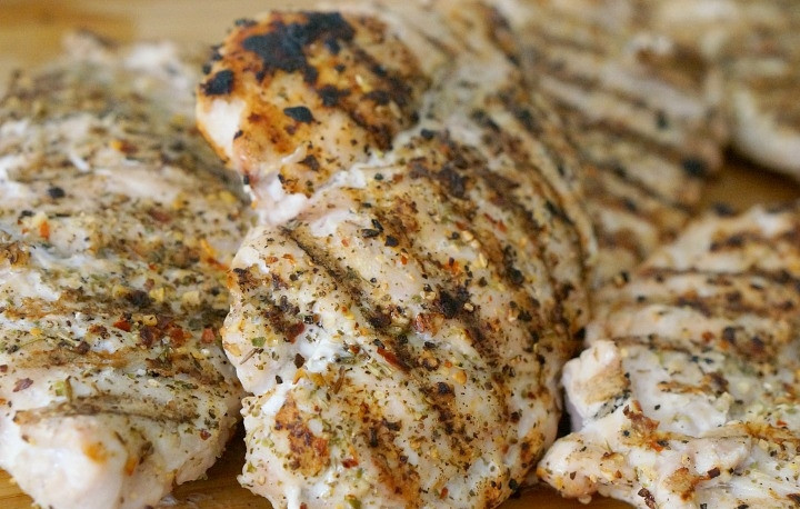 1. Этап. Салат с курицей и запеченным нутом: 3. Обжарьте на гриле, сковороде или запеките вместе с нутом.