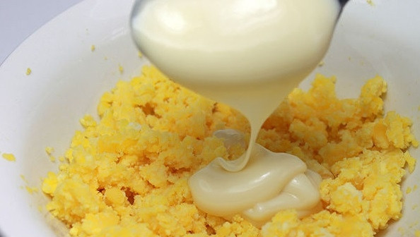 1. Этап. Яйца, фаршированные горчицей: 6. К желткам добавьте уксус, йогурт и горчицу. Все тщательно перемешайте.