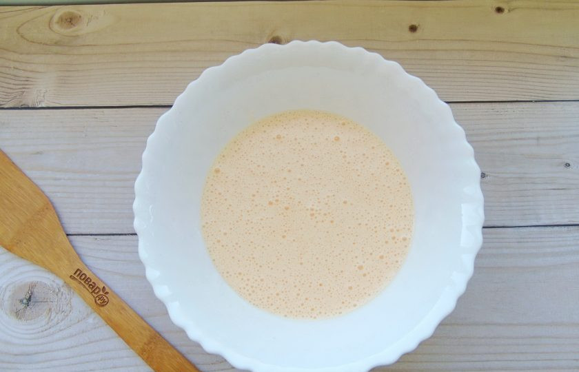 1. Этап. Лимонный кекс с сиропом: С помощью миксера или венчика взбейте яйца с сахаром. Добавьте немного охлажденное, растопленное сливочное масло, перемешайте.