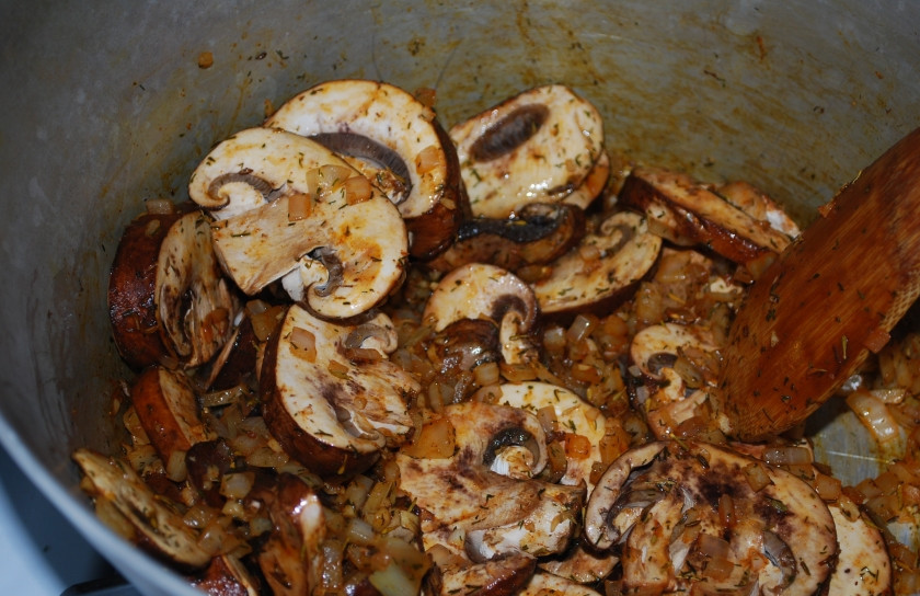 1. Этап. Грибной суп из шампиньонов с картофелем: 1. В кастрюлю набираем воду, отправим туда измельченную капусту и картошку, порезав и очистив её предварительно. Тем временем на сковороде обжарим грибы, перец чили и лук вместе со специями и лавровым листом. Сюда же добавляем томатную пасту. Эту смесь перекладываем к овощному бульону, когда и капуста, и картошка будут готовы.