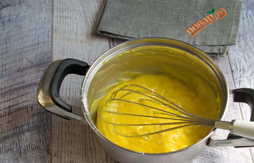 1. Этап. Апельсиновый Мусс: 5. Поставьте на медленный огонь. Готовьте в течение 3-5 минут, постоянно помешивая венчиком. Остудите.