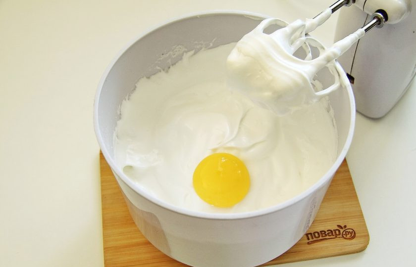 1. Этап. Бисквит для торта в мультиварке: Продолжая взбивать по одному добавляйте желтки.