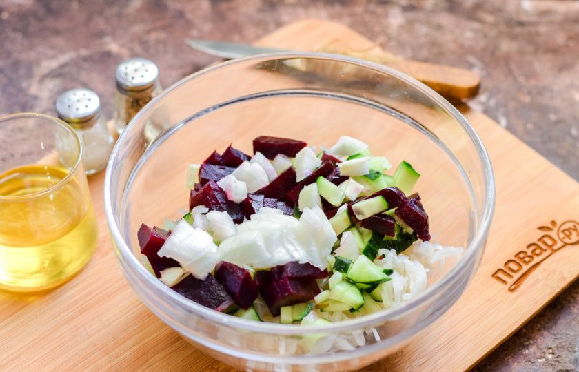 1. Этап. Винегрет для диабетиков: Лук нарежьте мелкими кубиками и переложите к овощам.