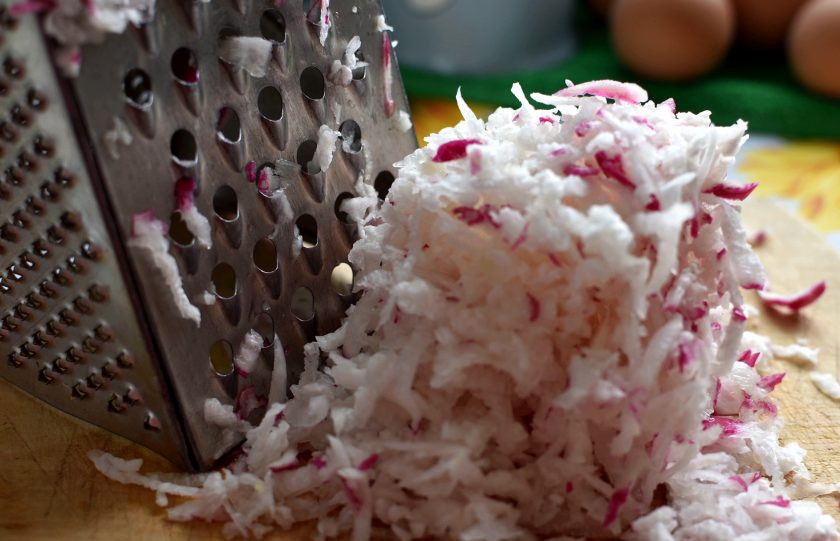 1. Этап. Окрошка Розовая нежность со свеклой и кефиром: Натрите на терке очищенную редиску.