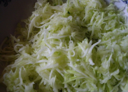 1. Этап. Картофельные драники с кабачками: Кабачок чистим от шкурки и промываем водой. Высушиваем и натираем на некрупной терке. После чего смешиваем картошку с кабачком, заправляем специями, солью, рубленным чесноком и вбиваем яйцо.