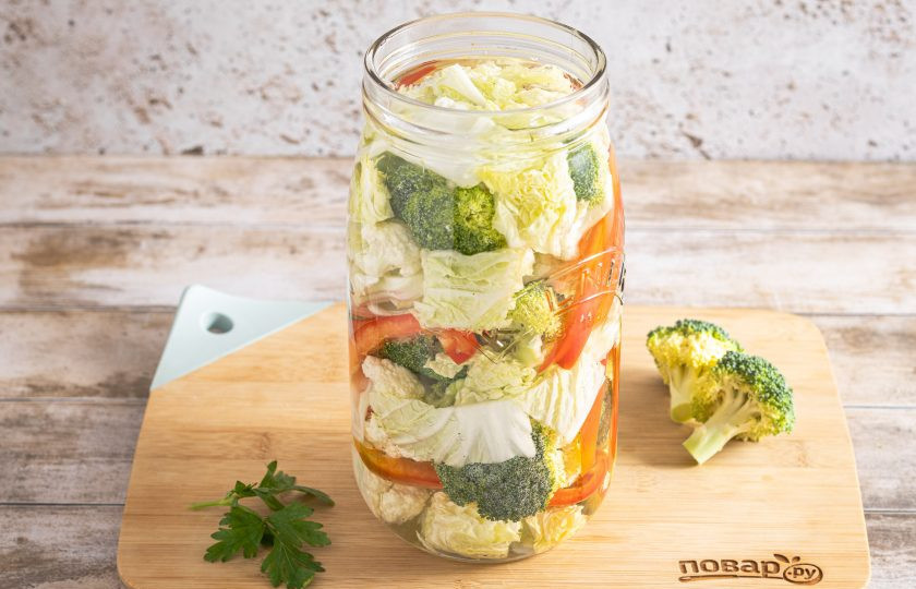 1. Этап. Закуска македонская: Влейте получившийся маринад в банку. Чтобы овощи не всплывали сверху поставьте какой-нибудь груз. Оставьте на 1-2 дня при комнатной температуре.