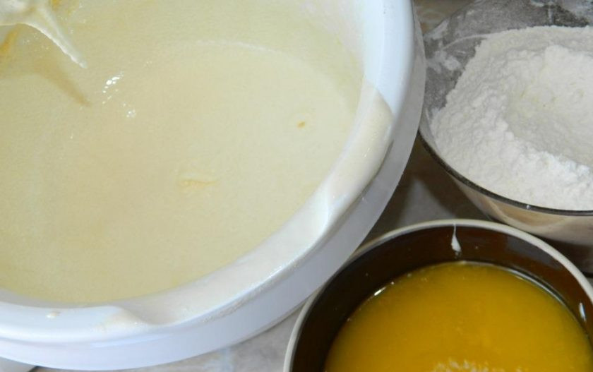 1. Этап. Торт на крестины: Отдельно доведите до кипения молоко и сливочное масло. Аккуратно вмешивайте в пышную яичную массу муку с содой и молочно-масляную смесь.