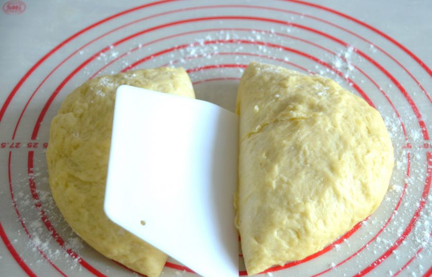 1. Этап. Итальянские крекеры: Выбродившее тесто разделите на 2 части. Одну часть уберите на время в пакет.