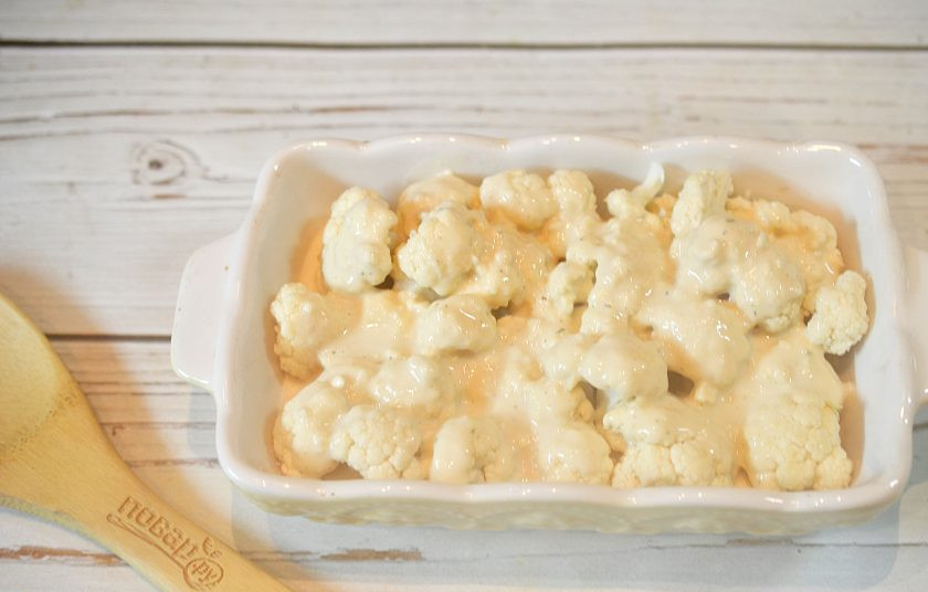 1. Этап. Цветная капуста Баффало: 4. Залейте получившемся соусом капусту. Запекайте в разогретой до 180 градусов духовке около 30 минут.
