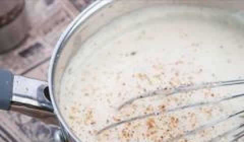 1. Этап. Мясо по-французски с соусом бешамель: Увариваем соус до густоты. Добавляем мускатный орех, соль и перец по вкусу. Перемешиваем и накрываем крышкой.