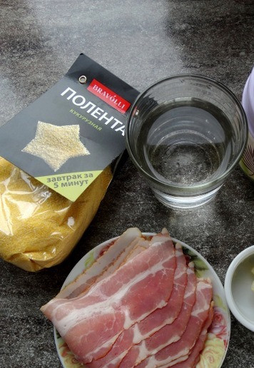 1. Этап. Полента в беконе на гриле: Возьмите необходимые ингредиенты. Сыр и масло обязательно надо добавлять, так полента будет ещё нежнее и питательнее. Я бы в следующий раз добавила ещё и твердый сыр.