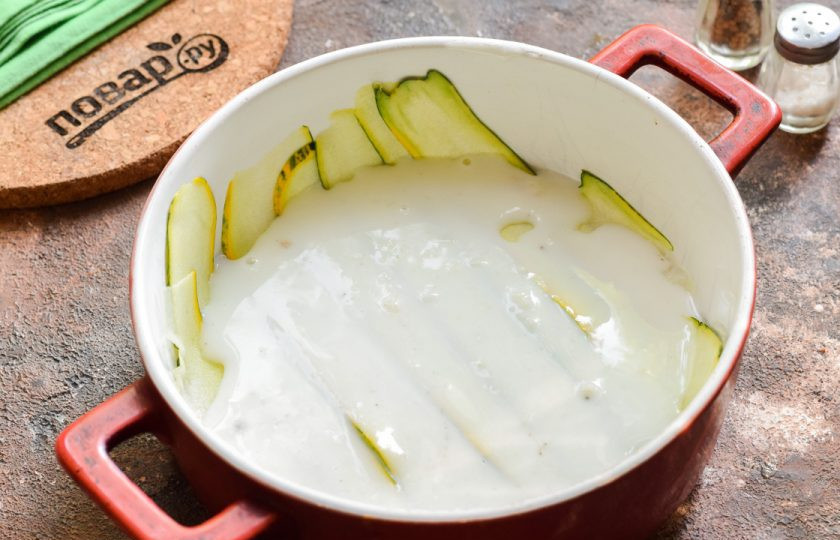 1. Этап. Лазанья из кабачков с рикоттой: Влейте немного соуса.