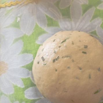 1. Этап. Хлеб с розмарином: Смешиваем сухие ингредиенты: муку, дрожжи, сухое молоко. Отдельно смешиваем воду с оливковым масло, яйцом, солью и сахаром. Перемешиваем, даже слегка взбиваем венчиком. Соединяем с мукой и вымешиваем (минут 10 руками)гладкое, эластичное тесто. И только теперь подмешиваем мелко нарезанный розмарин. Оставляем в тепле для подъема в 2 - 2,5 раза.