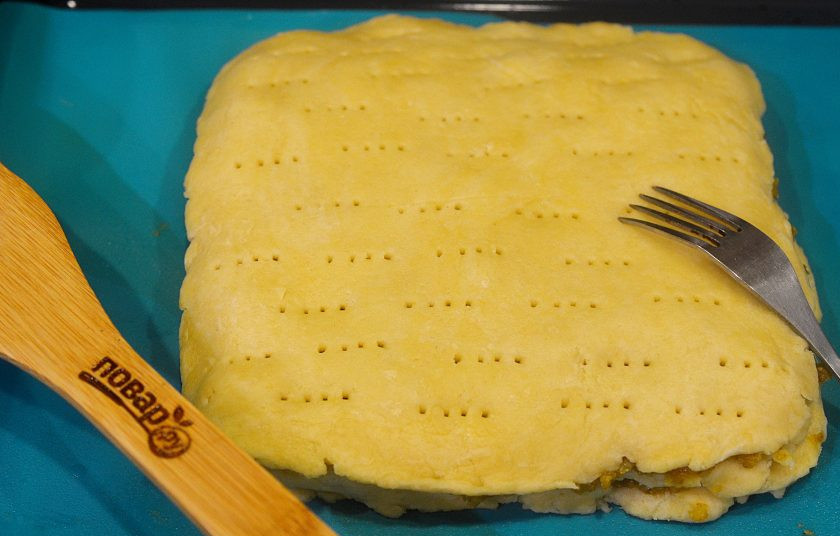 1. Этап. Пирожное Жербо: 11. Сверху положите слой теста и наколите вилкой.