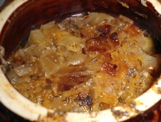 1. Этап. Мясо с грибами в горшочках: Сверху выкладываем зажарку, добавляем соль и перец по вкусу. Запекаем в духовке 20 минут, температура 200 градусов. Затем снижаем температуру до 170 и печем еще 40 минут. Приятного аппетита!