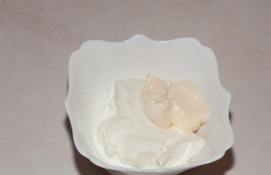 1. Этап. Сметанный соус к мясу: 2. Смешиваем сметану с майонезом. Я обычно беру сметану средней жирности, чтобы соус не был слишком редким.