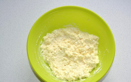 1. Этап. Бабушкины сырники: Еще раз перемешав, отправляем в холодильник на 30 минут, чтобы манка набухла.