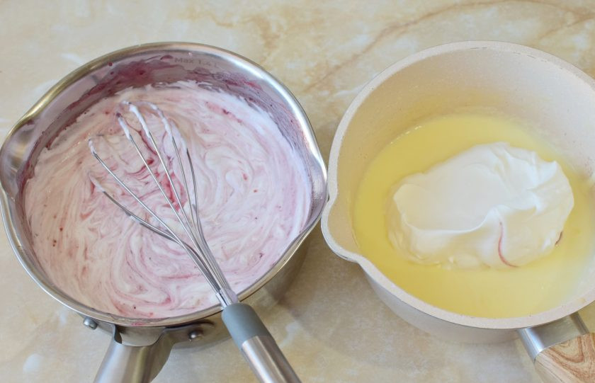 1. Этап. Малиновый муссовый торт: Взбитые сливки вмешивайте в малиновую и молочную массы.