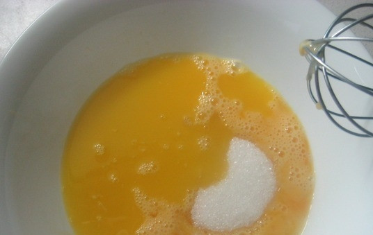 1. Этап. Булочки облитые халвой: Добавьте к яйцам, соль, тёплое молоко, сахар и растопленное масло.