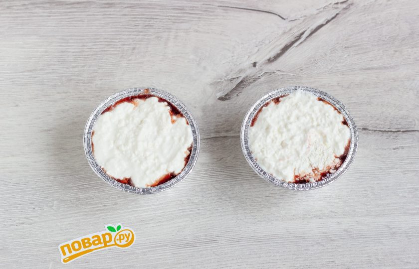 1. Этап. Творожный десерт с маршмеллоу: И снова творог. Немного придавите и уберите в холодильник на 20-30 минут.