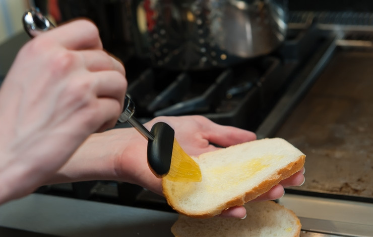 1. Этап. Горячий бутерброд на сковороде: 2. Нарезанные кусочки хлеба смажьте при помощи кулинарной кисточки оливковым маслом. Нагрейте тонкую сковороду.