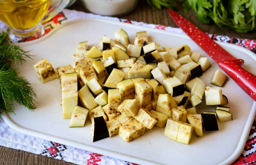 1. Этап. Закуска Бакат: Баклажаны нарежьте кубиками.