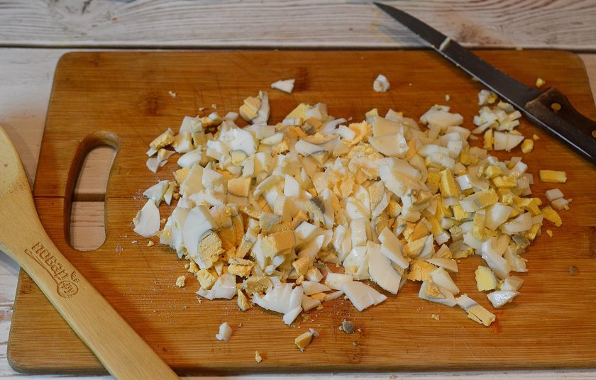 1. Этап. Оливье со скумбрией: 6. Яйца почистите и нарежьте кубиком.